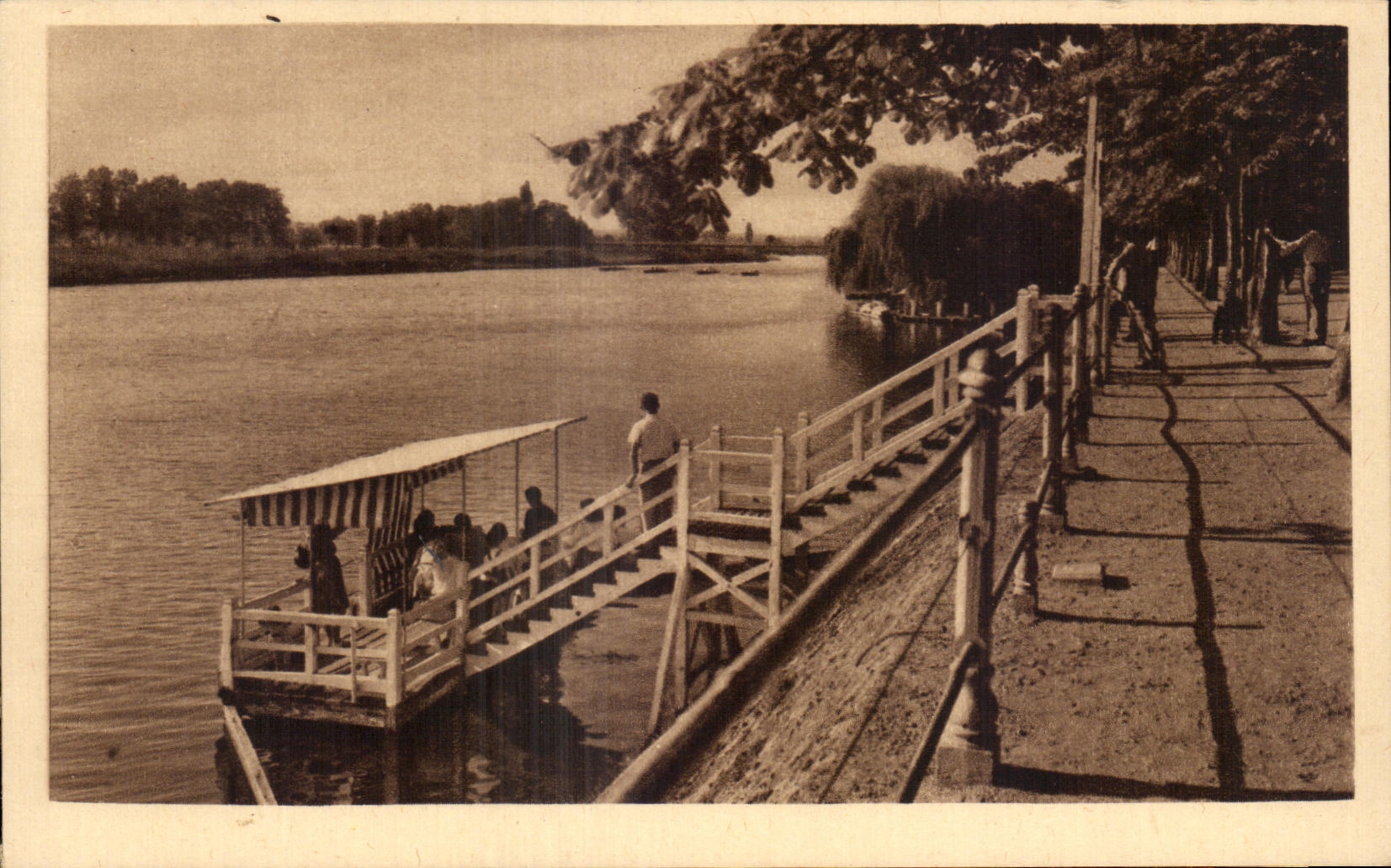 CPA Vichy Les Bords De l'Allier
