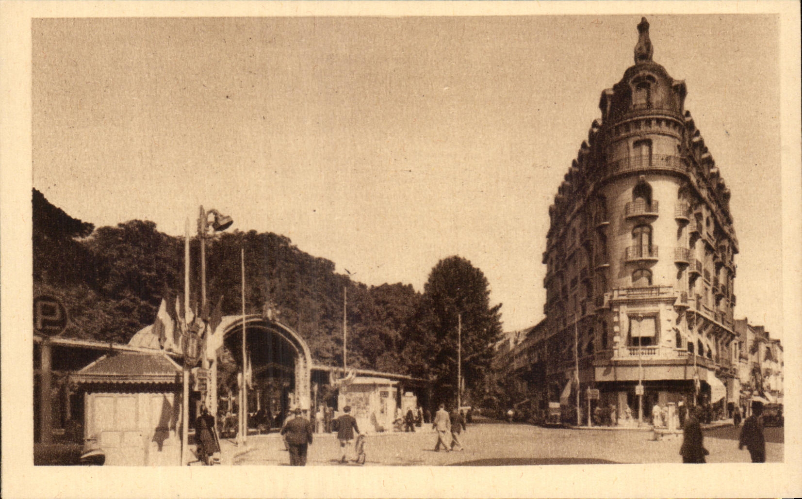 CPA Vichy Hotel Astoria Et Les Parcs