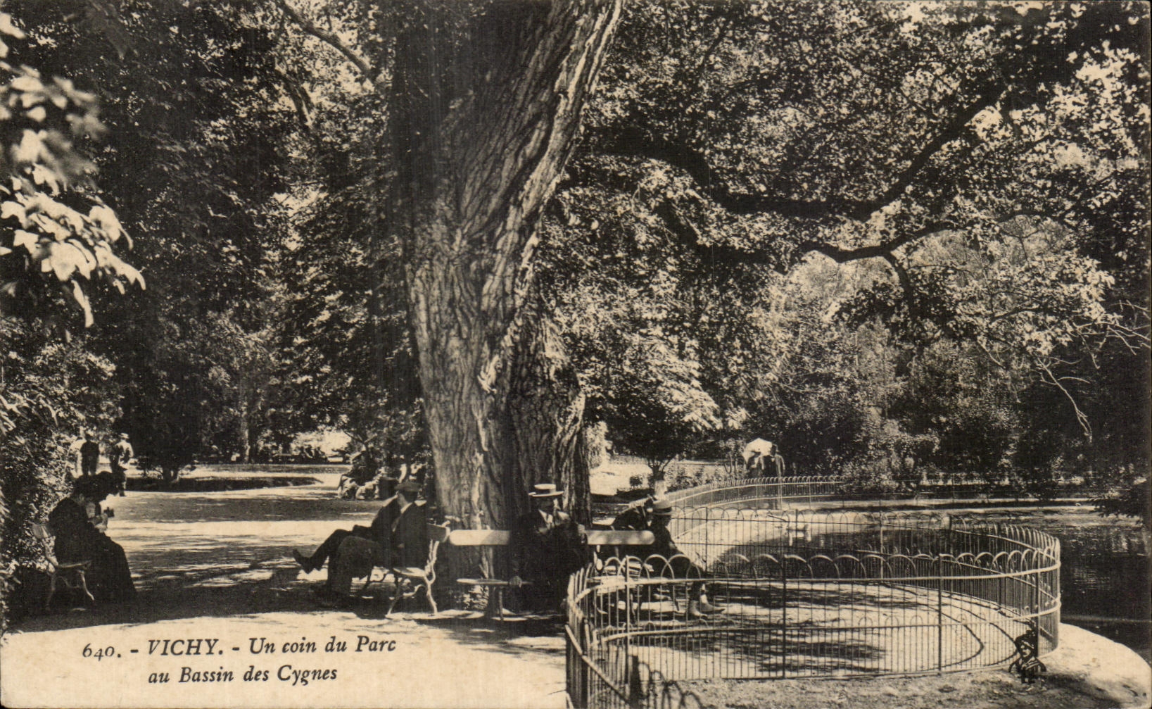 CPA Vichy Un Coin Du Parc Au Bassin Des Cygnes