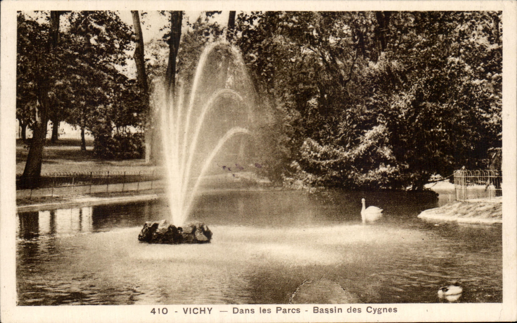 CPA Vichy Dans Les Parcs Bassin Des Cygnes