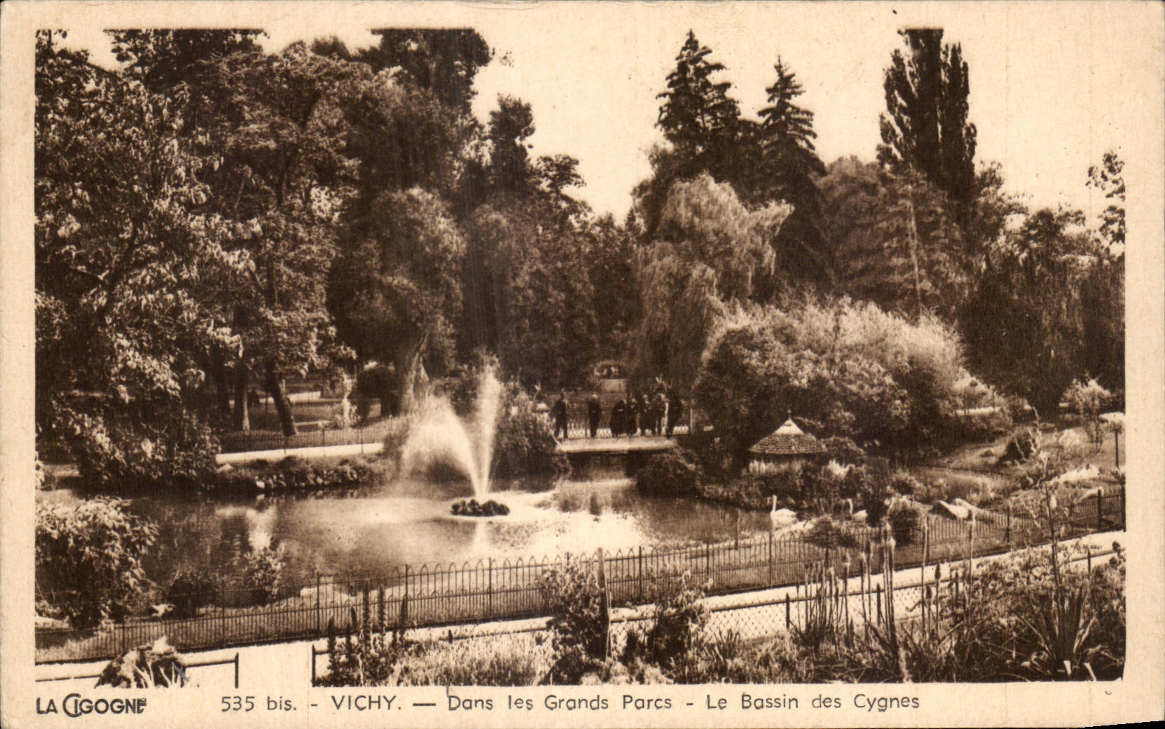 CPA Vichy Dans Les Grands Parcs Le Bassin Des Cygnes