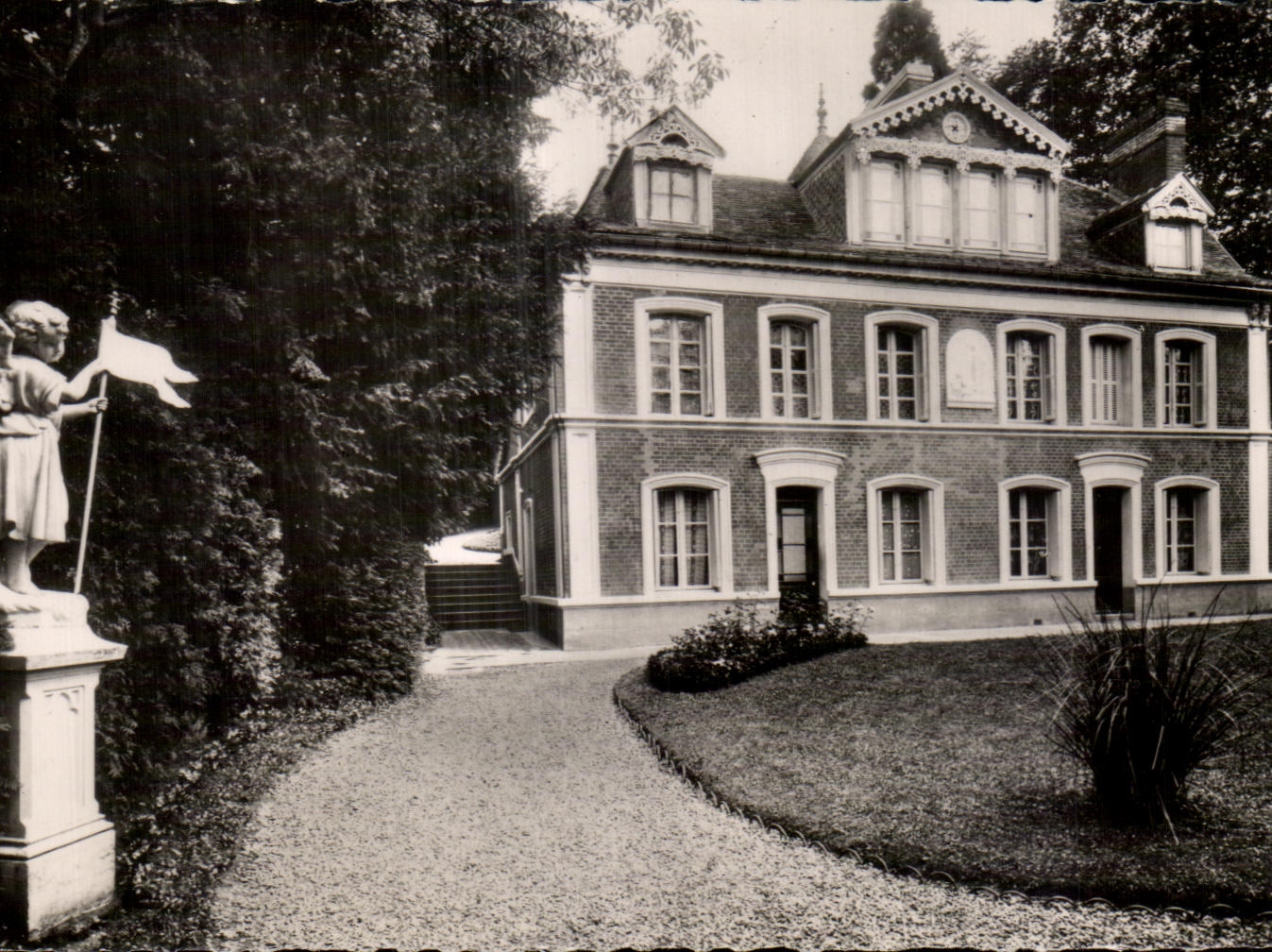 CPA Les Buissonnets Lisieux Facade D'entree
