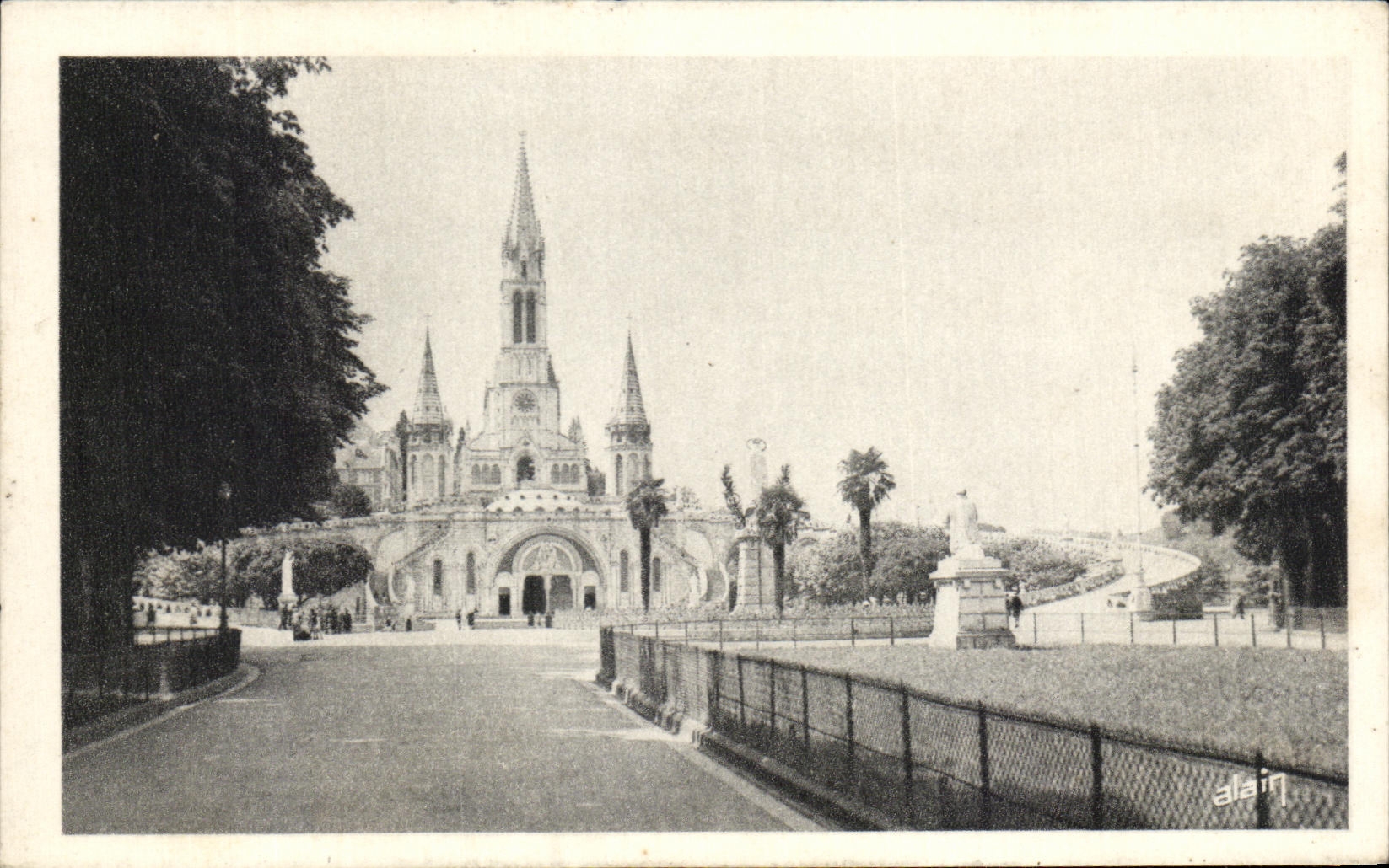 CPA Lourdes La Basilique Vue De l'Esplanade