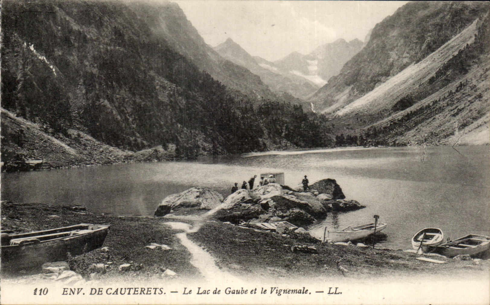 CPA Env De Cauterets the Lake Gaube and Vignemale
