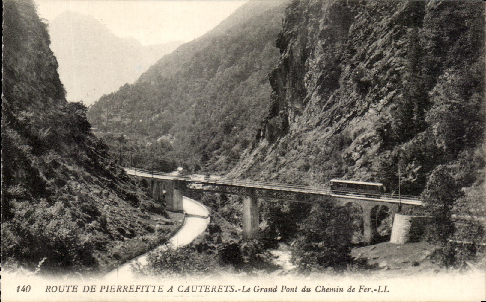 CPA Cauterets Route De Pierrefitte a Le Grand Pont du Chemin de Fer