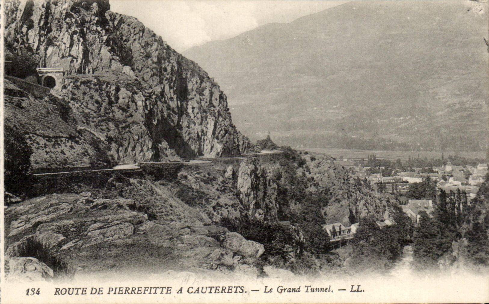 CPA Cauterets Route De Pierrefitte has the Large Tunnel