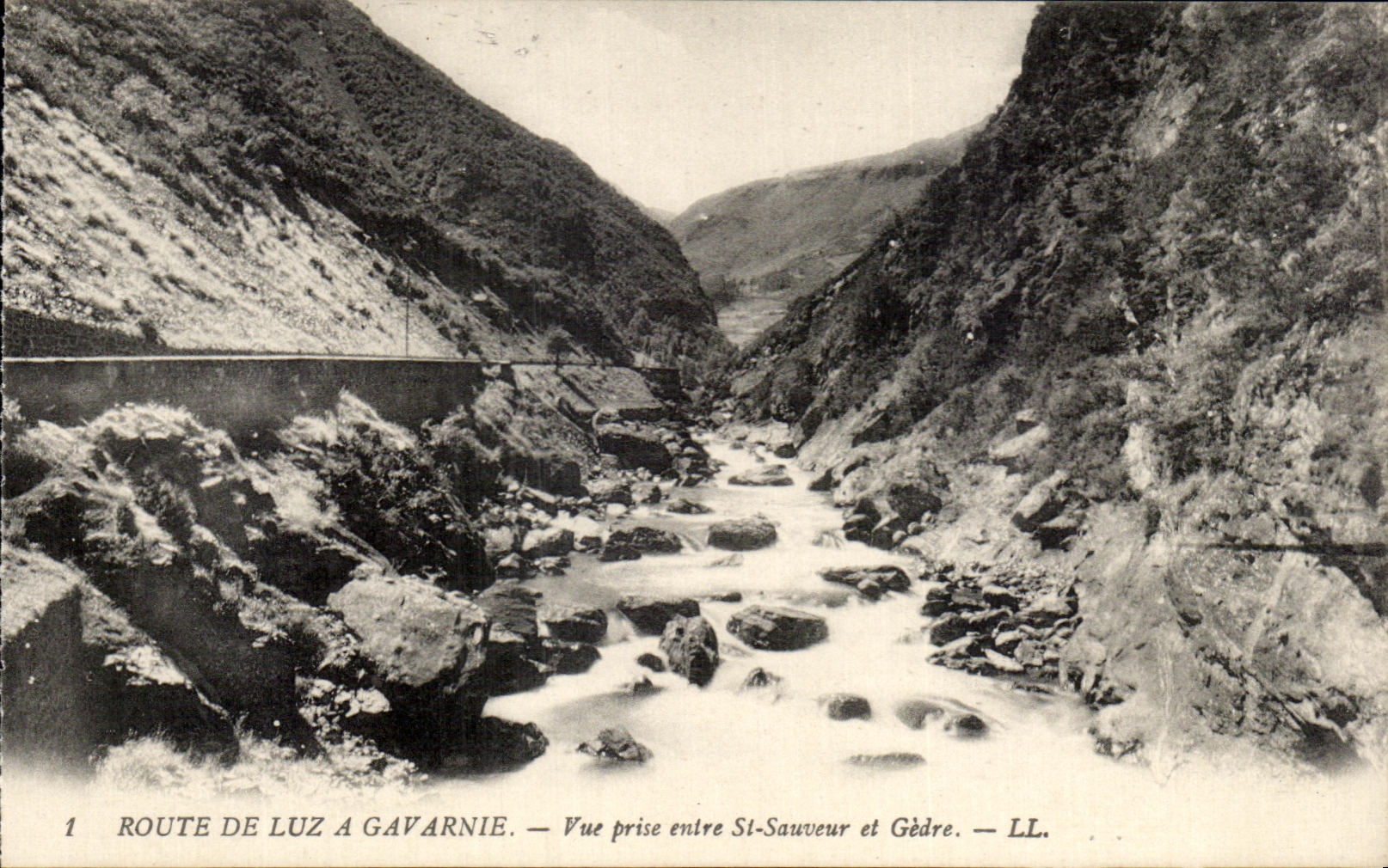 CPA Gavarnie Route De Luz A Vue Prise enter St Sauveur et Gedre