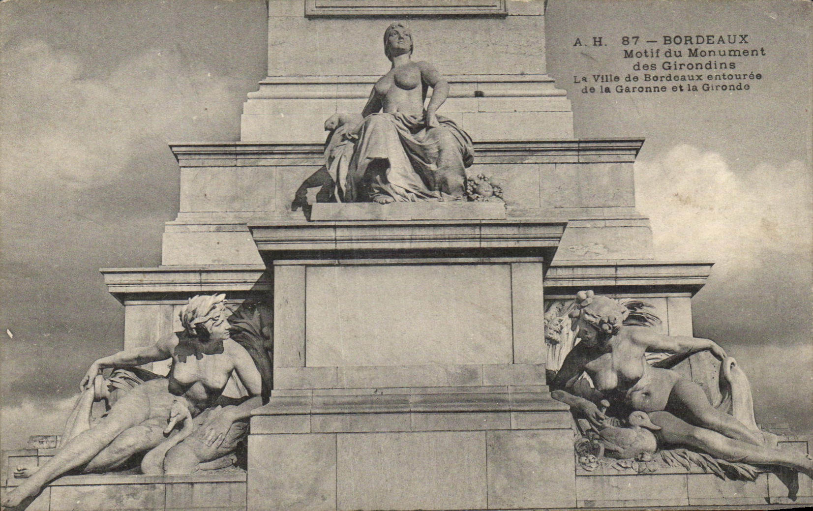 CPA Bordeaux Motif Monument des Girondins La vielle entouree de la Garonne et la Gironde