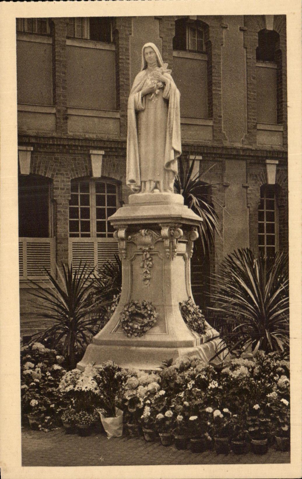 CPA La Statue De Sainte Therese De L'enfant Jesus dans la cour d'entree du Carmel de Lisieux