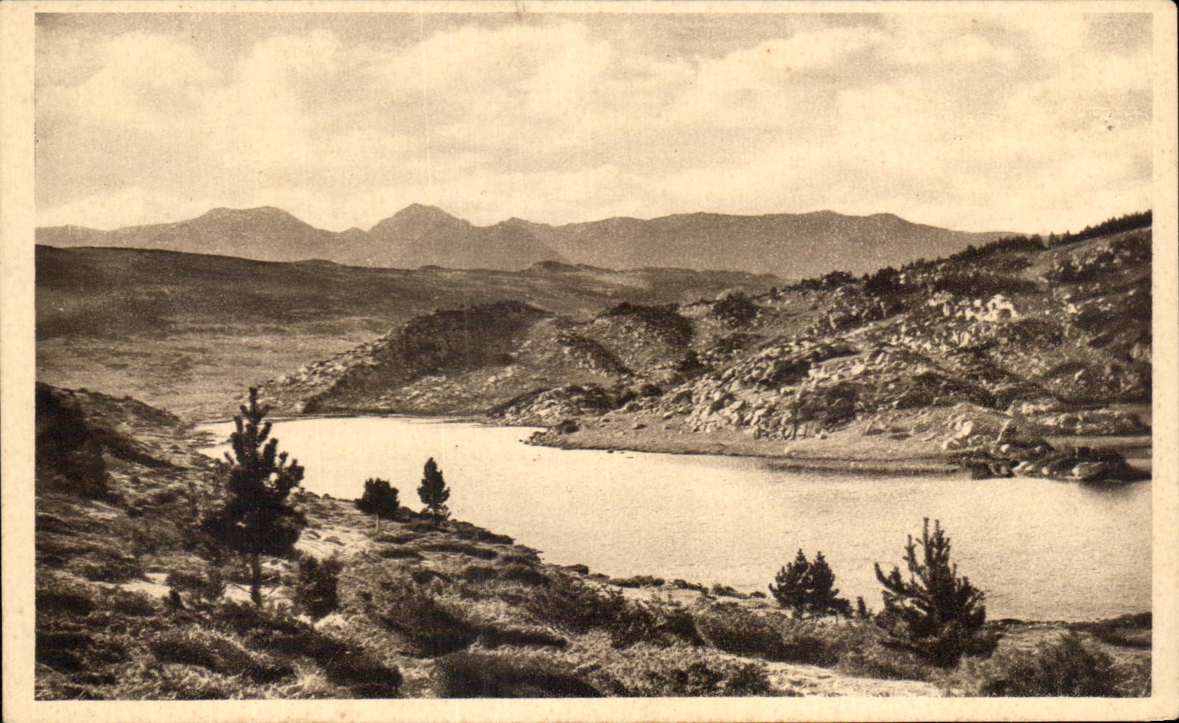CPA Font Romeu Le Lac De Pradelles et Le Pic Carlitte
