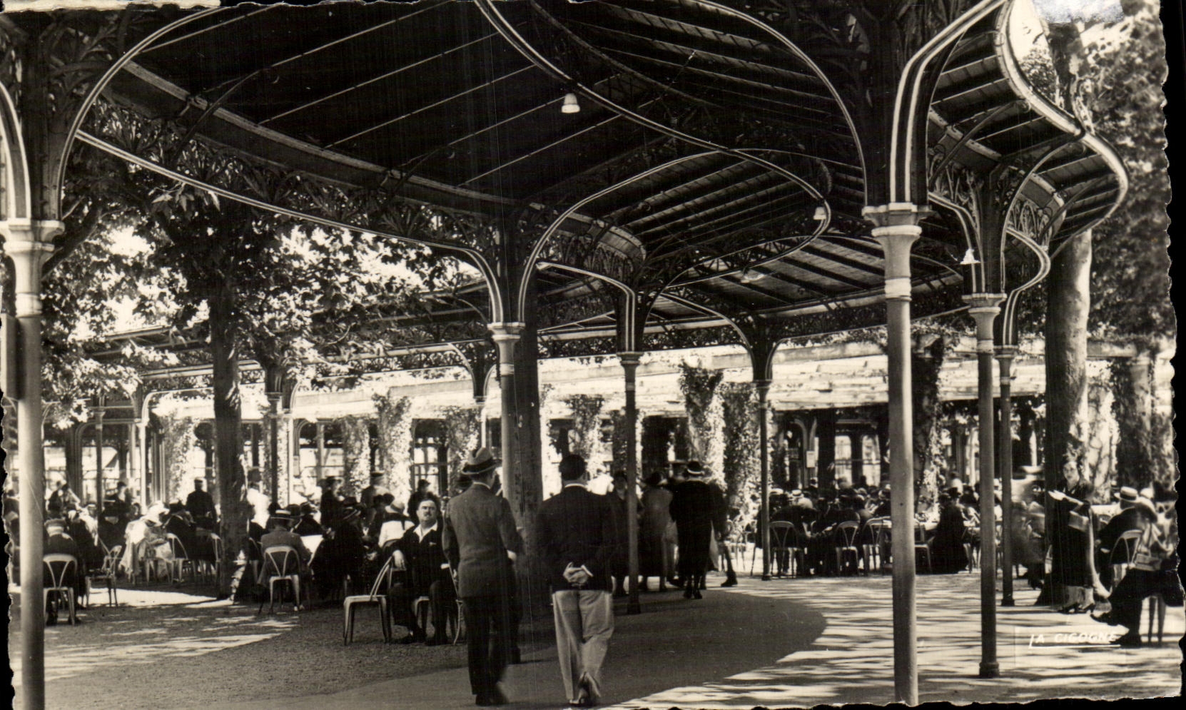 CPA Vichy Reine Des Villes d'Eaur Galeries Couvertes Et Pergola des sources