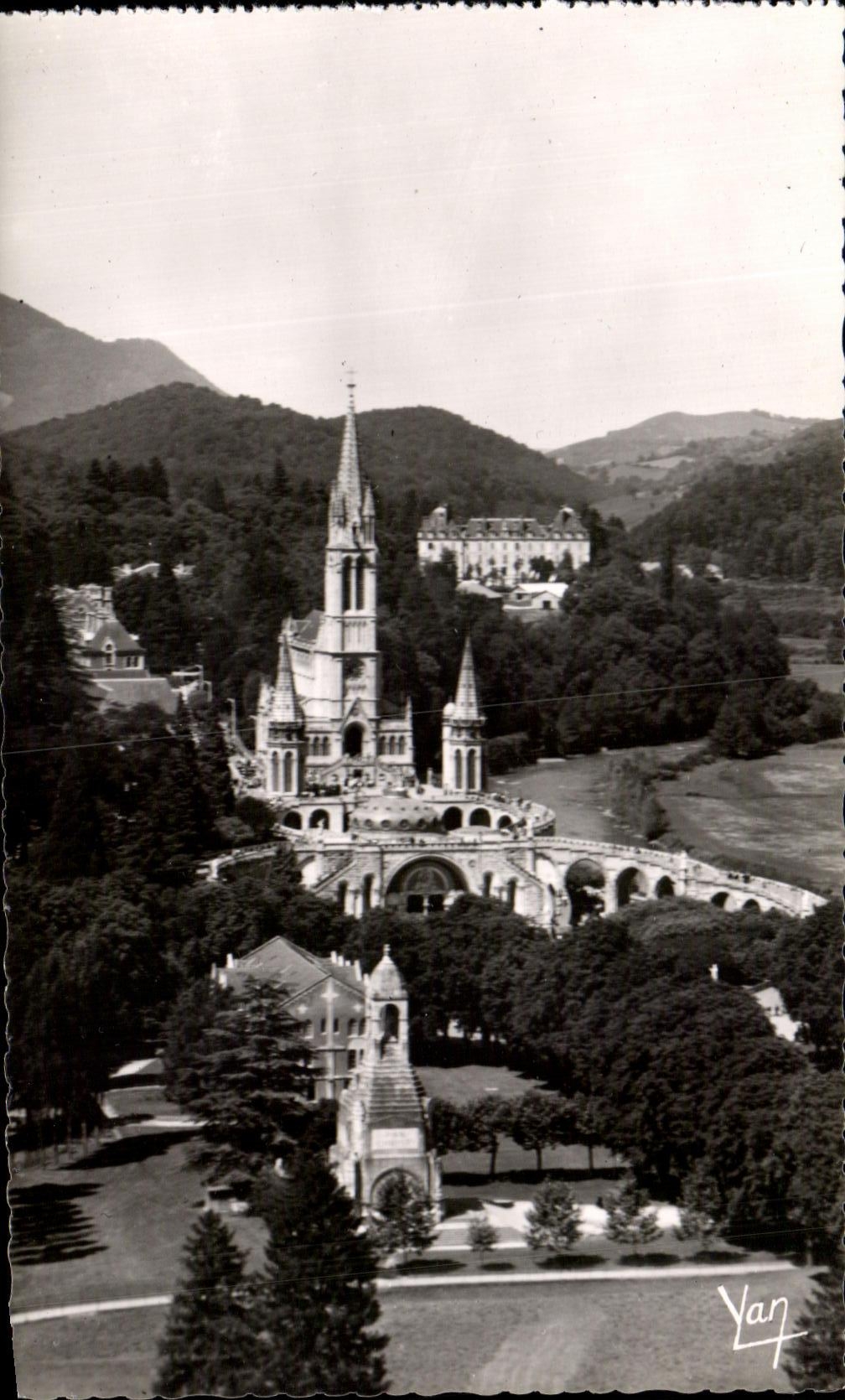 CPA Lourdes le Basilique vue du Chateau Fort