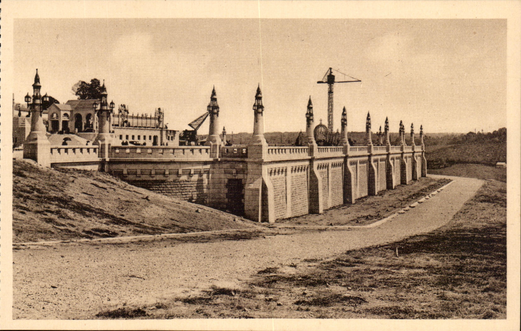 CPA La Basilique de Lisieux Les parvis