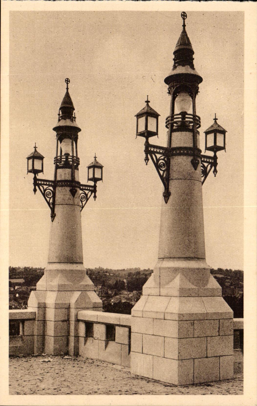 CPA La Basilique de Lisieux Lampadaires du parvis
