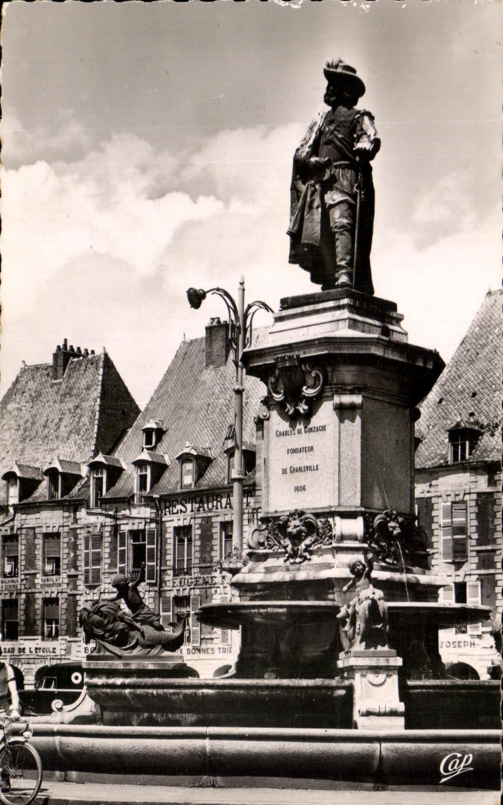 CPA Charleville La Place Statue de Charles de Gonzague