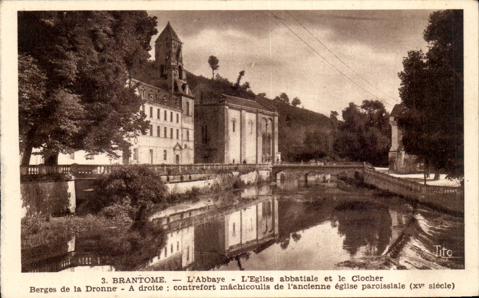 CPA Brantome L'Abbaye L'Eglise abbatiale et le Clocher Berges de la Dronne A Droite Contrefort