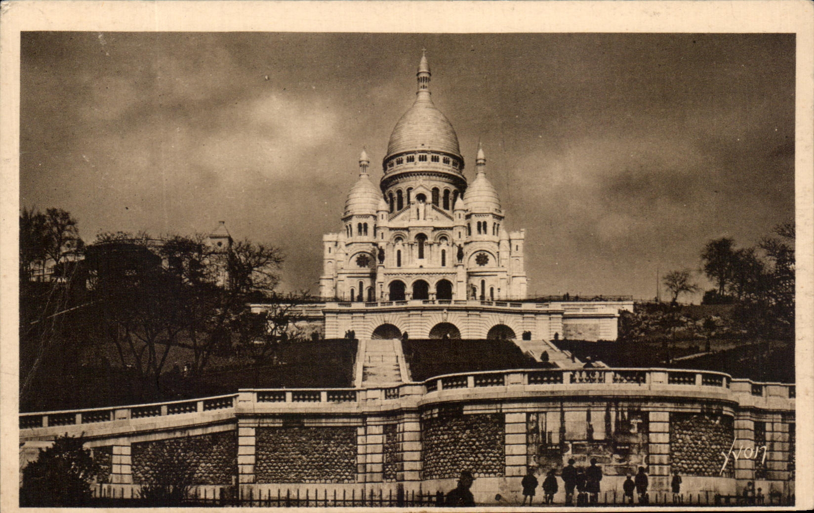 CPA Paris In Fnanant the Basilica of the Sacring Heart seen of the Street of Steinkerque