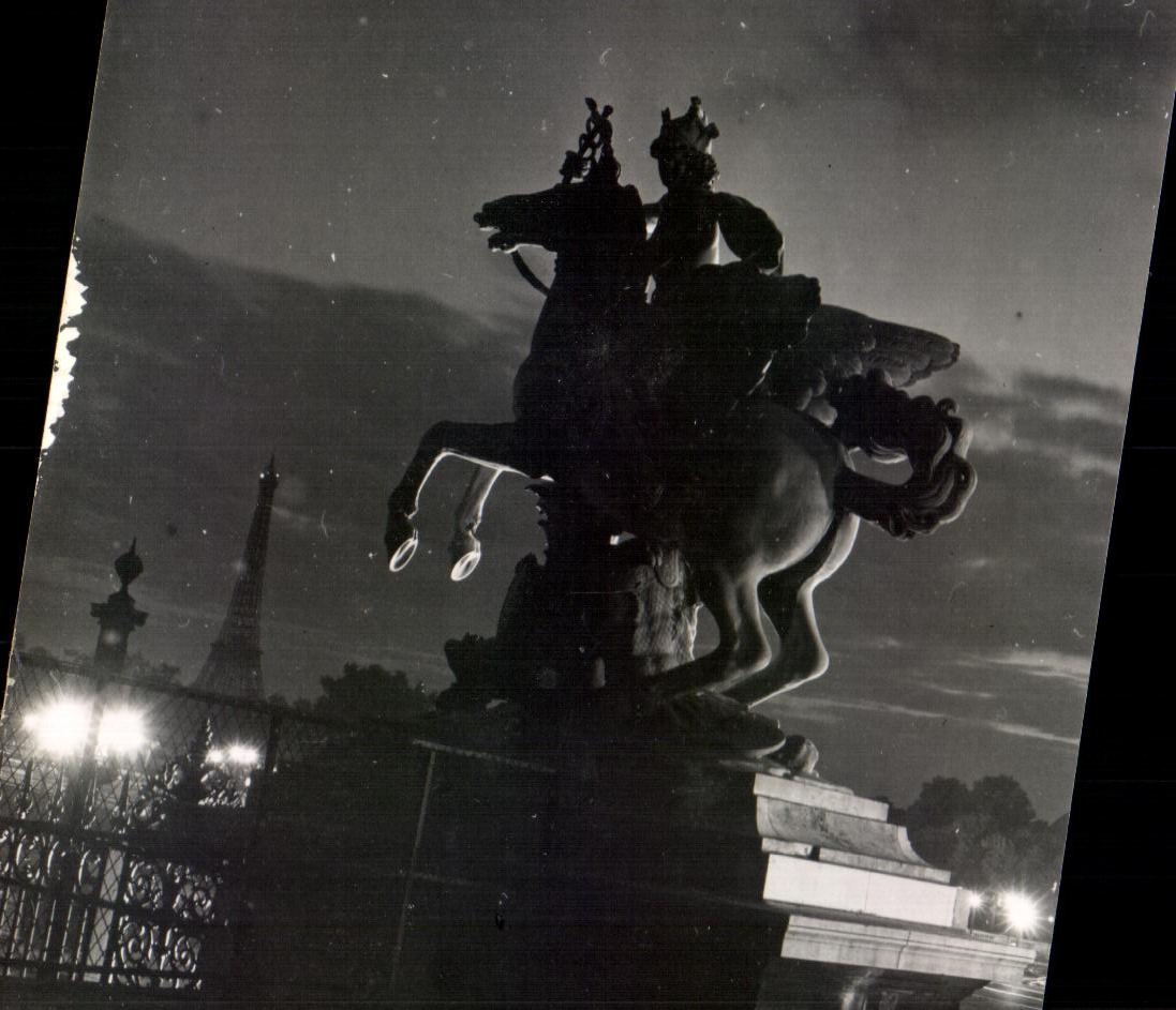 CPA Paris Grand palais Statue Tour Eiffel