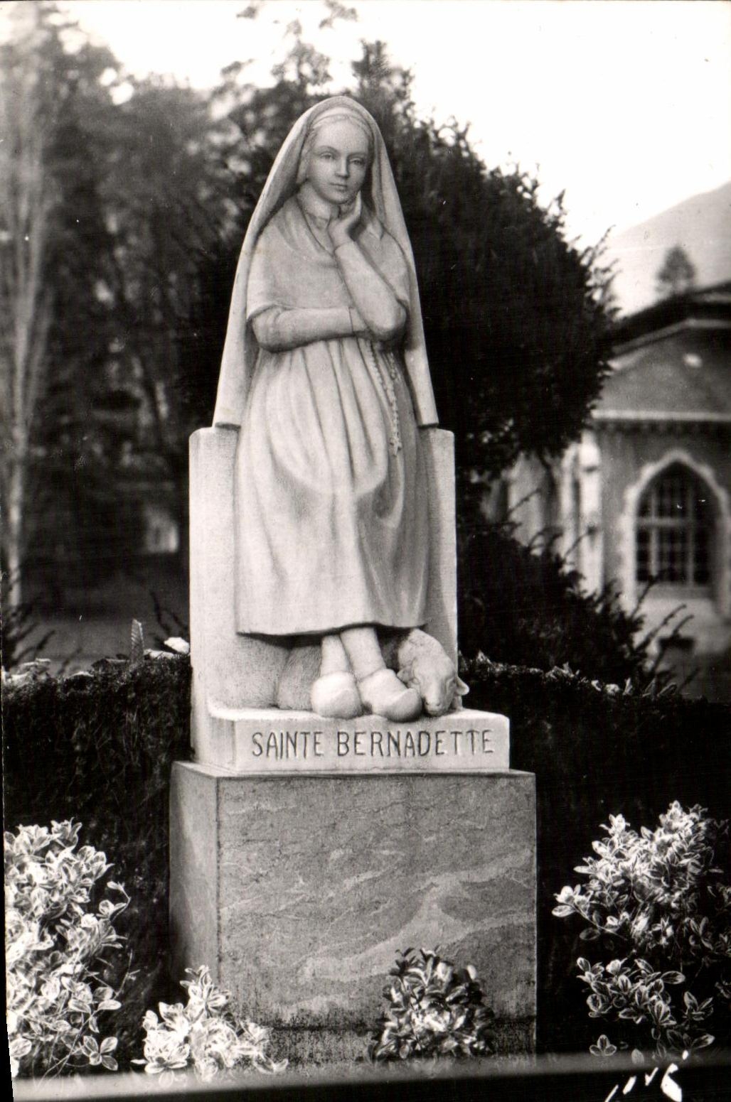 CPA Lourdes Sainte Bernadette In the esplanade of the basilica
