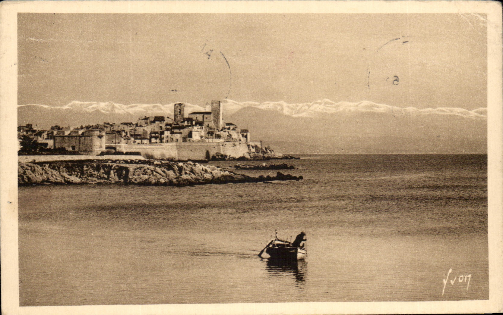 CPA Antibes Les remparts et la Chaine des Alpes