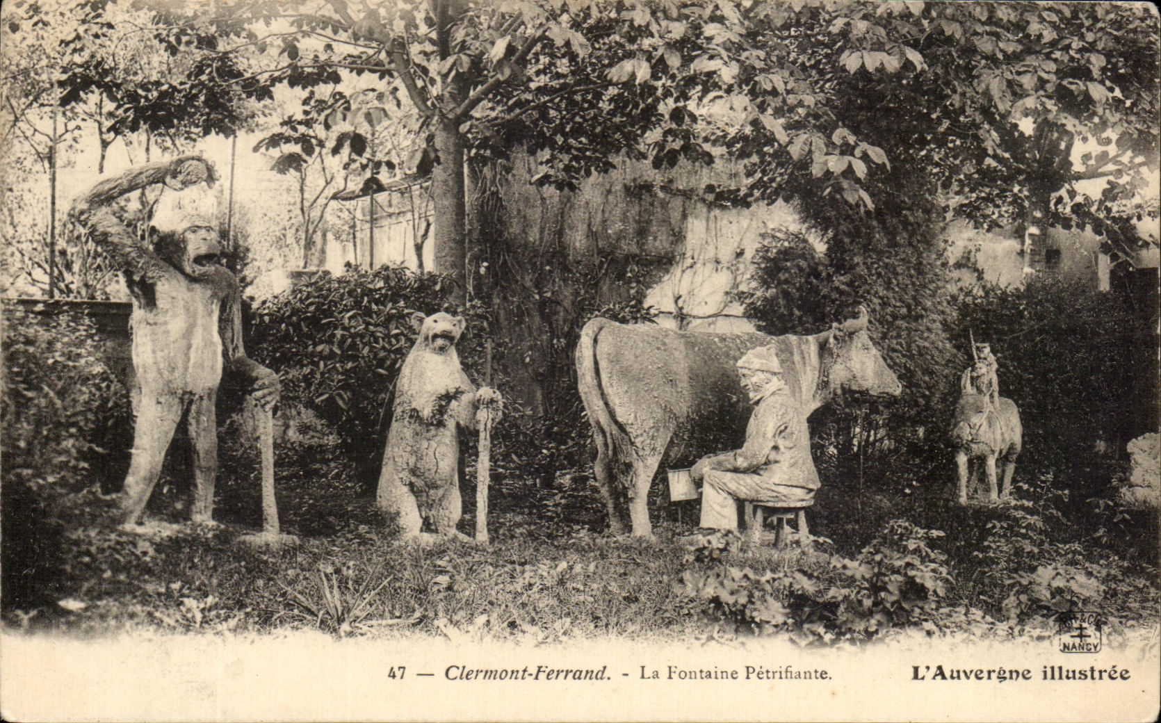 CPA Clermont Ferrand the petrifying Fountain illustrated Auvergne Monkey bear
