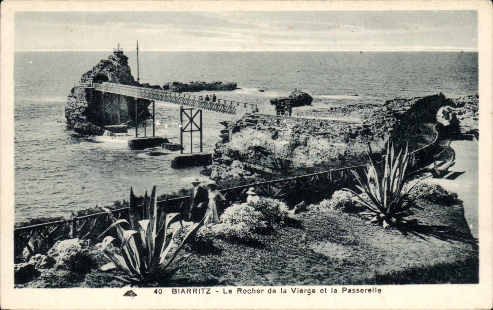 CPA Biarritz Le Rocher de la Vierge et la Passerelle