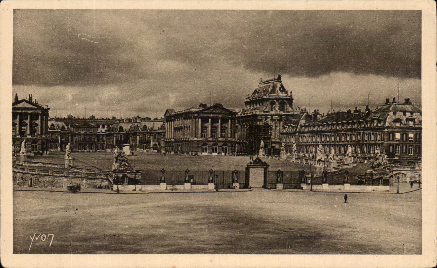 CPA Splendeors Et Charmes De Versailles Vue d'ensemble de la Facade du Palais