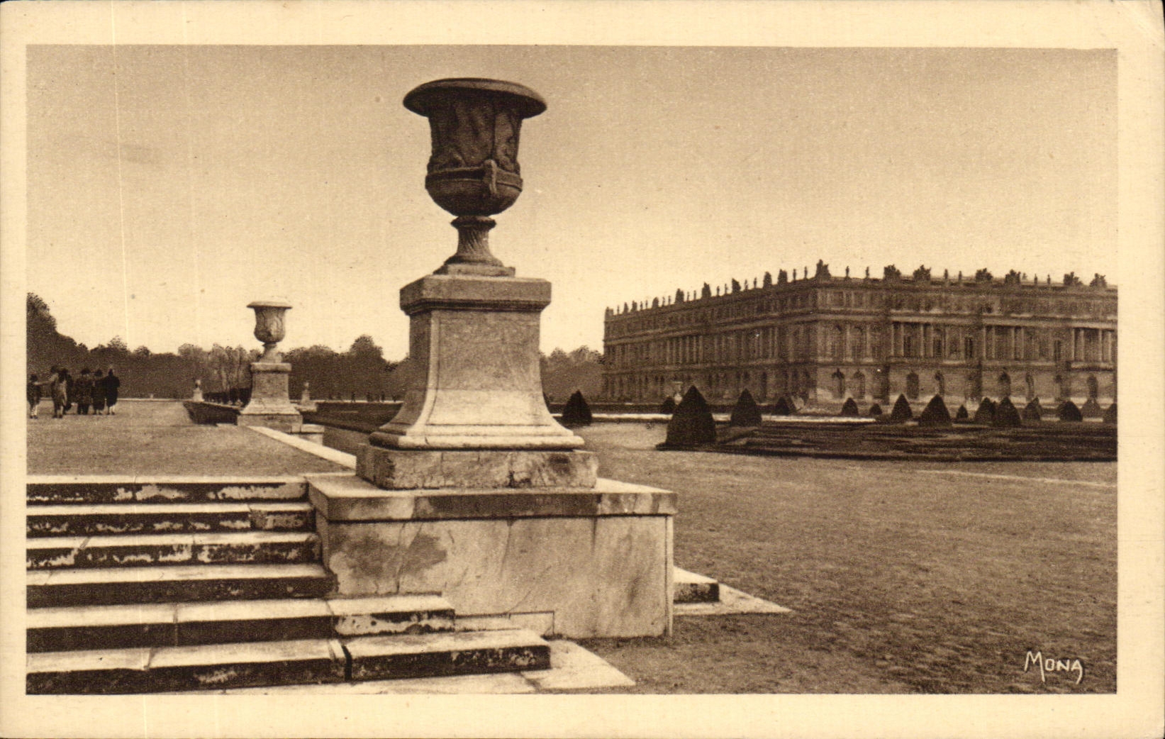 CPA Les Petits Tableaux De Versailles Le Chateau et les Parterres The Chateau and the Parterres