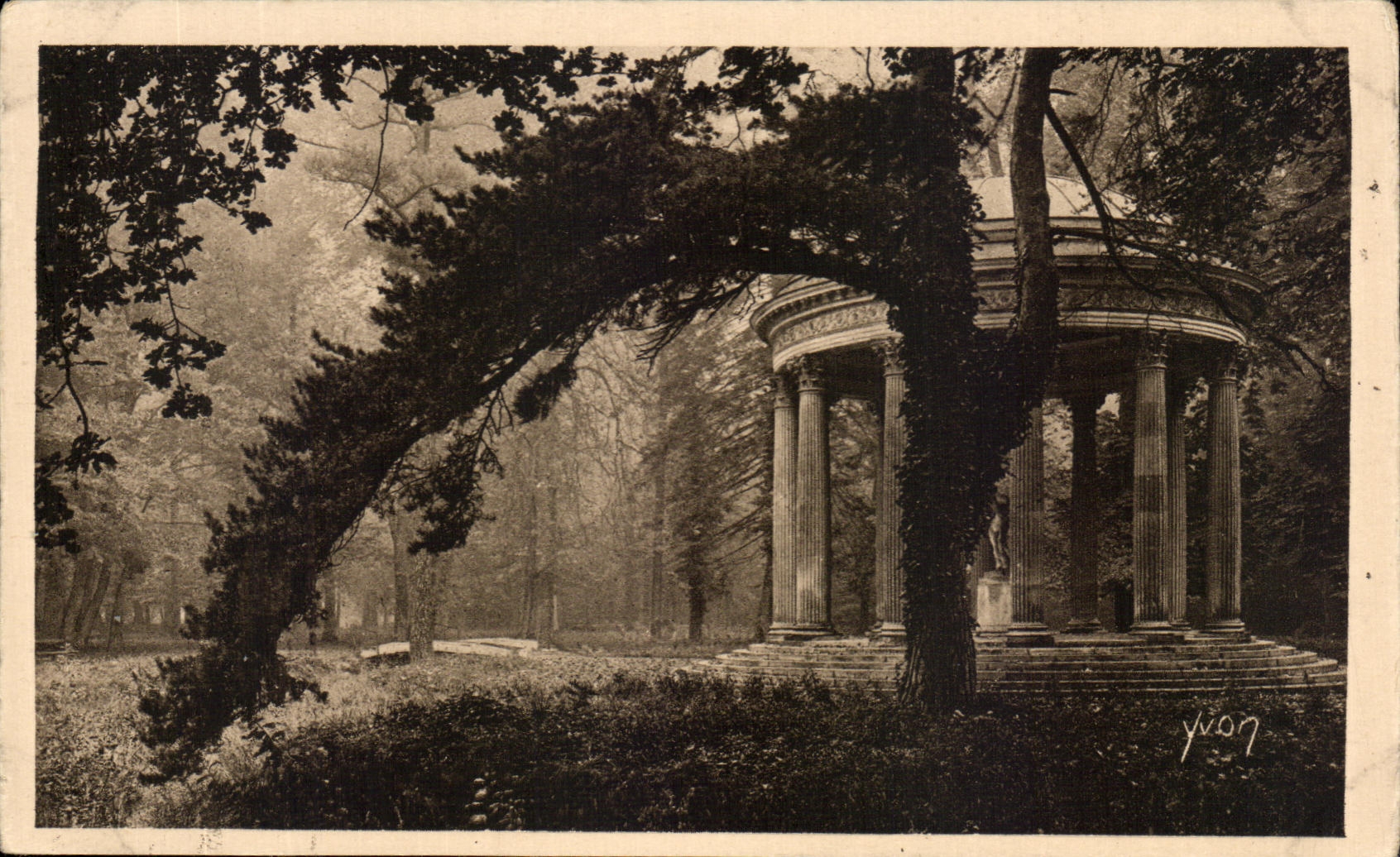 CPA Splenceurs Et Charmes De Versailles Petit Trianon Le Temple de l'Amour The Little Trianon Temple of Love