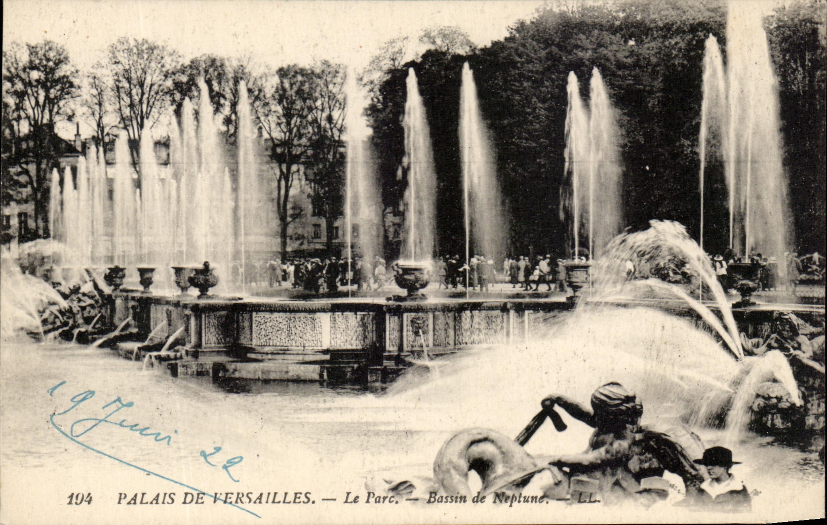 CPA Palais De Versailles Le parc Bassin de Neptune