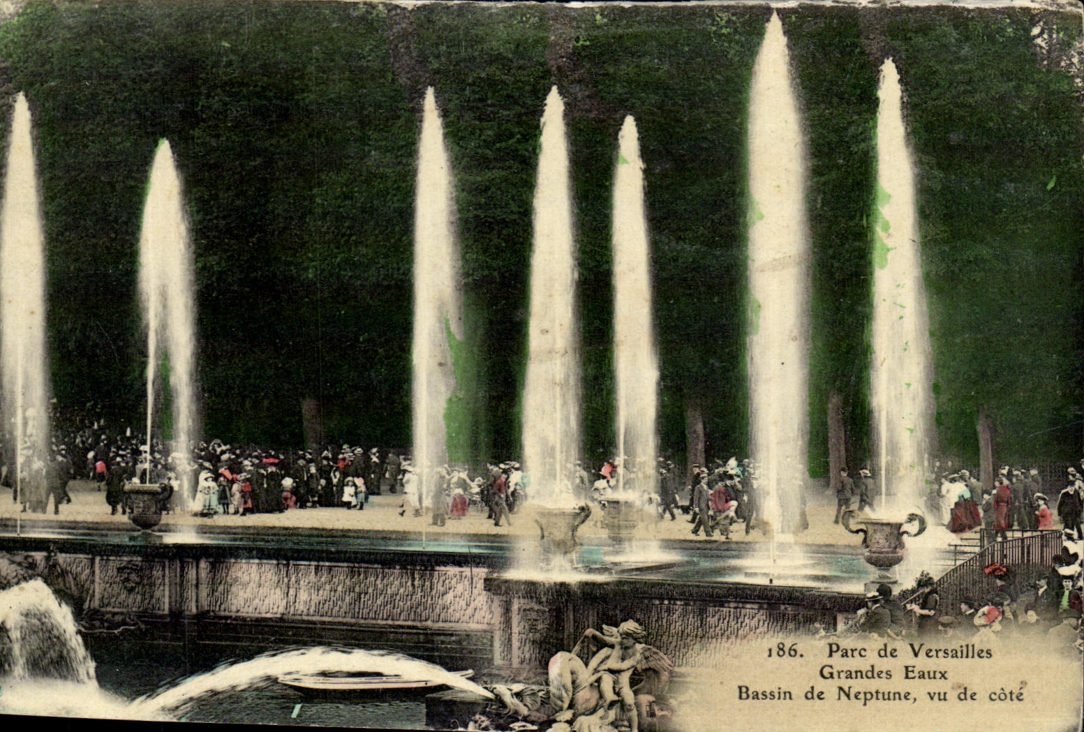 Parque de CPA de lavabo grande del agua de Versalles de Neptuno visto de la dimension