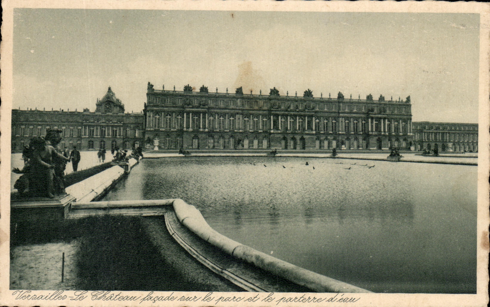 CPA Versailles Le Chateau facade sur le parc et le parterre d'eau