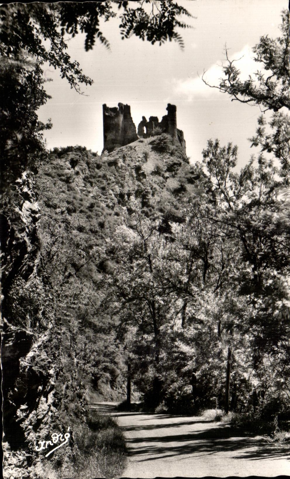 CPA Beautiful French provinces Auvergne Falls of Chouvigny ruins of the Castle Rock