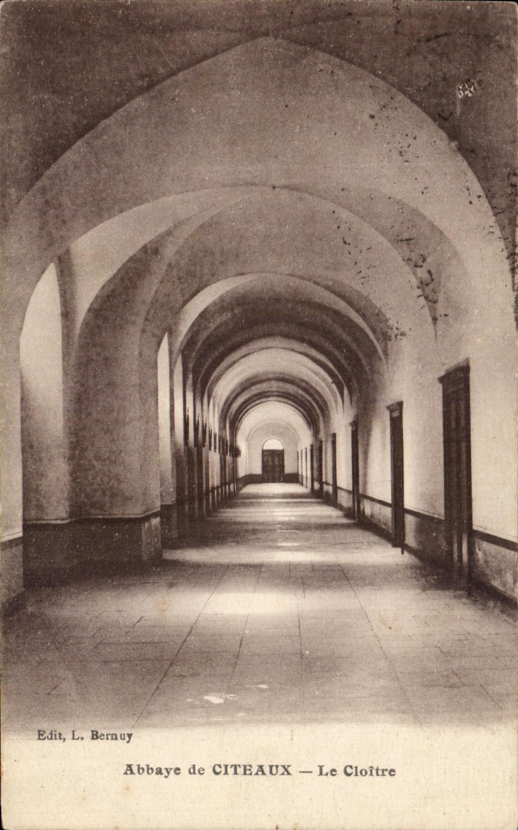 CPA Abbey De Citeaux el claustro