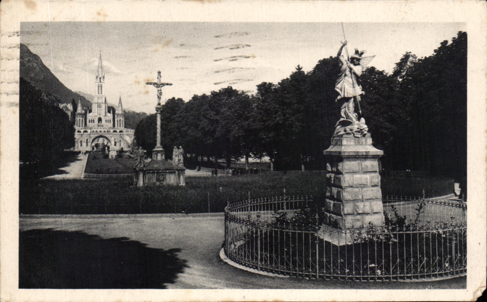 CPA Lourdes St Michel La Crioix de Bretons et la Basilique