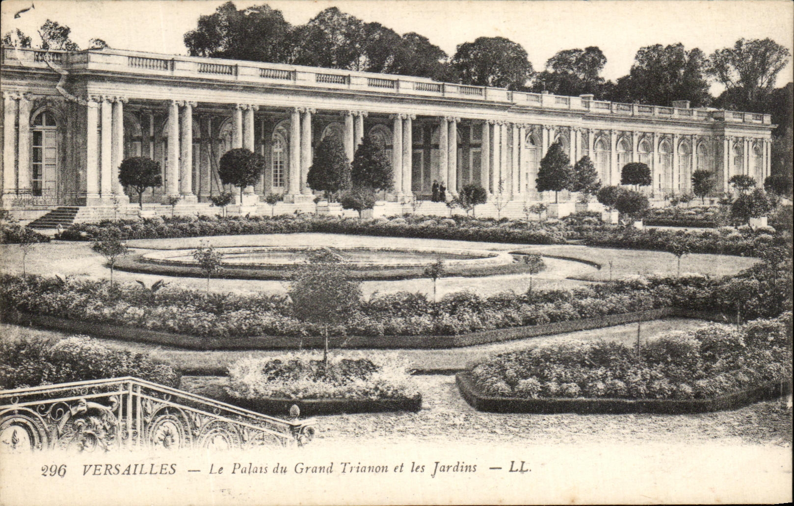 CPA Versailles Le Palais Du Grand Trianon Et Les Jardins