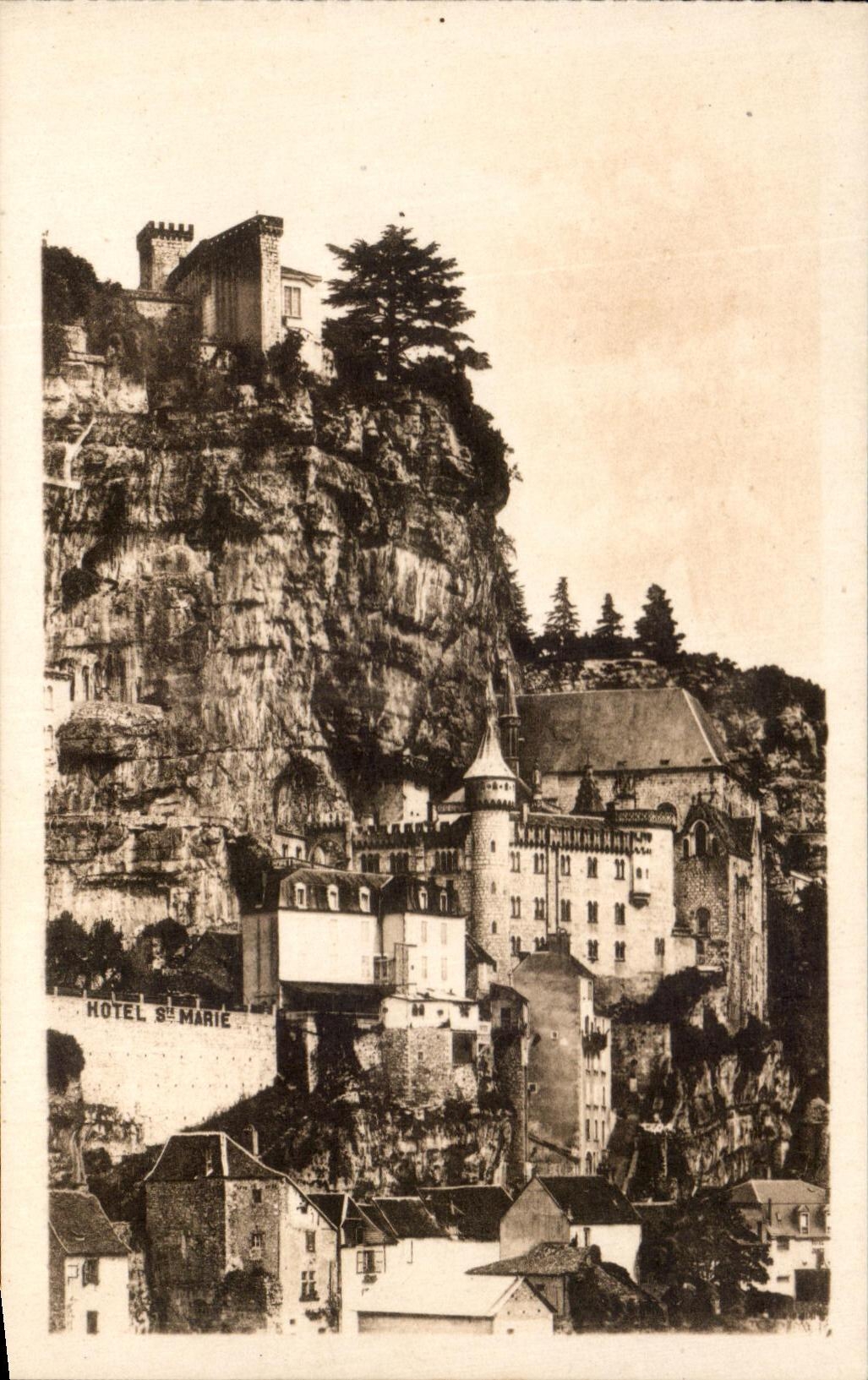 CPA Rocamadour Le Rocher vu de la route de Cahors