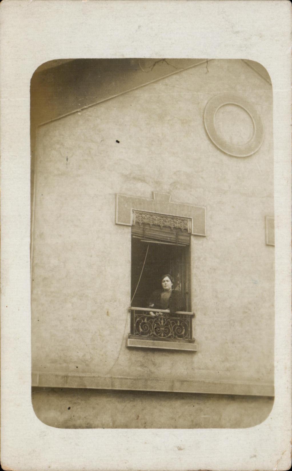 CARTE PHOTO Femme a la fenetre