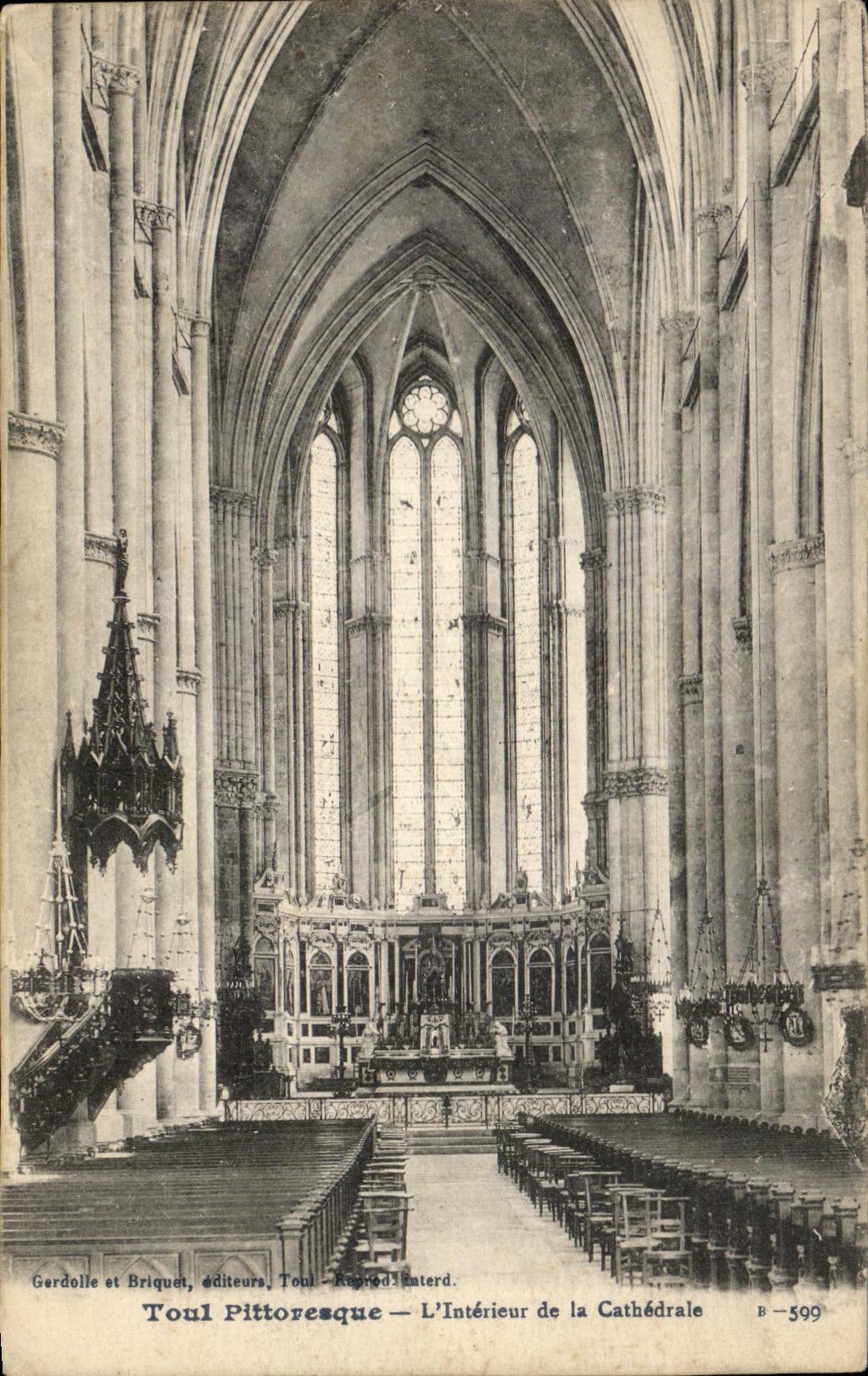 Interior pintoresco de CPA Toul de la catedral