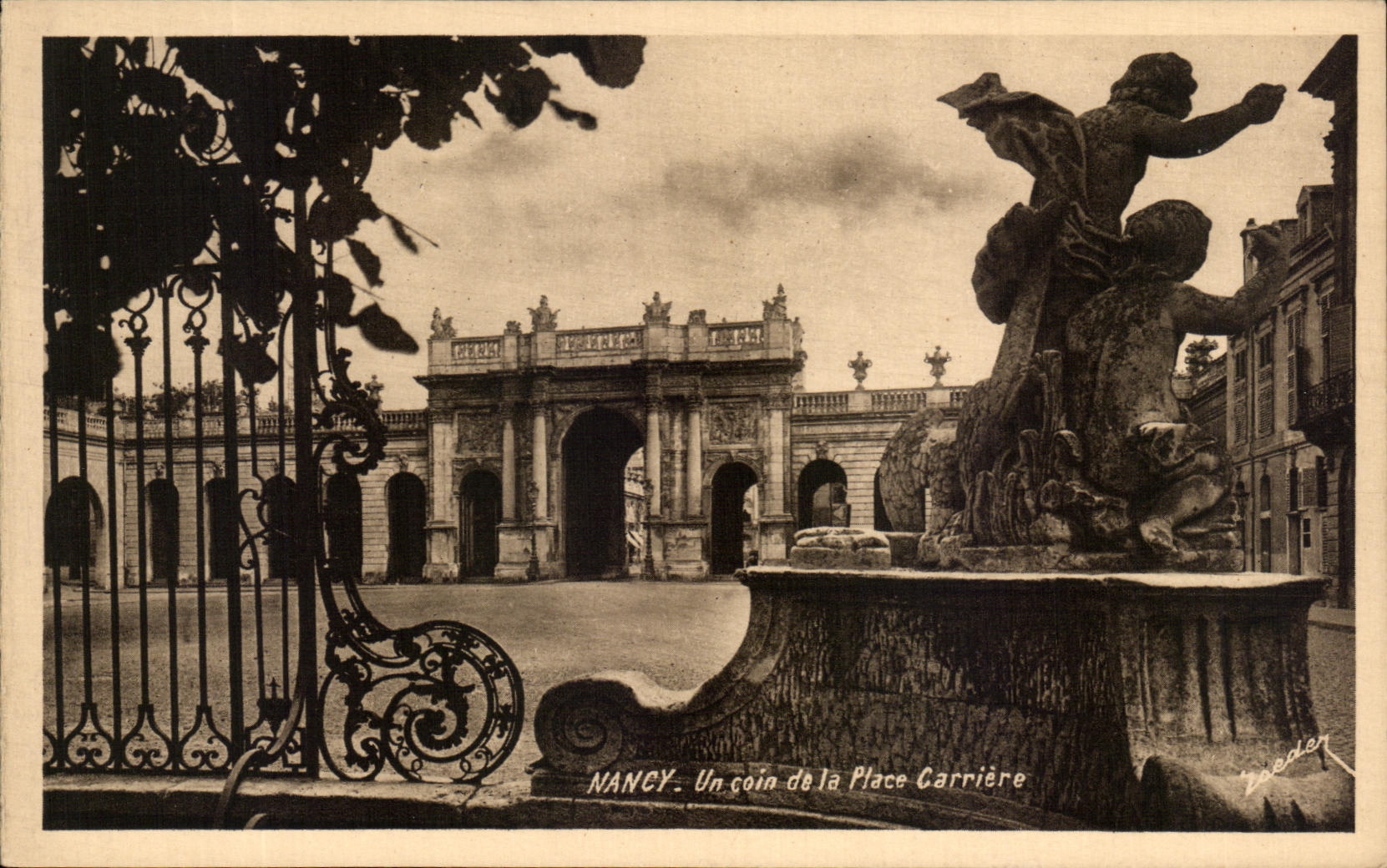 CPA Nancy un coin de la Place Carriere