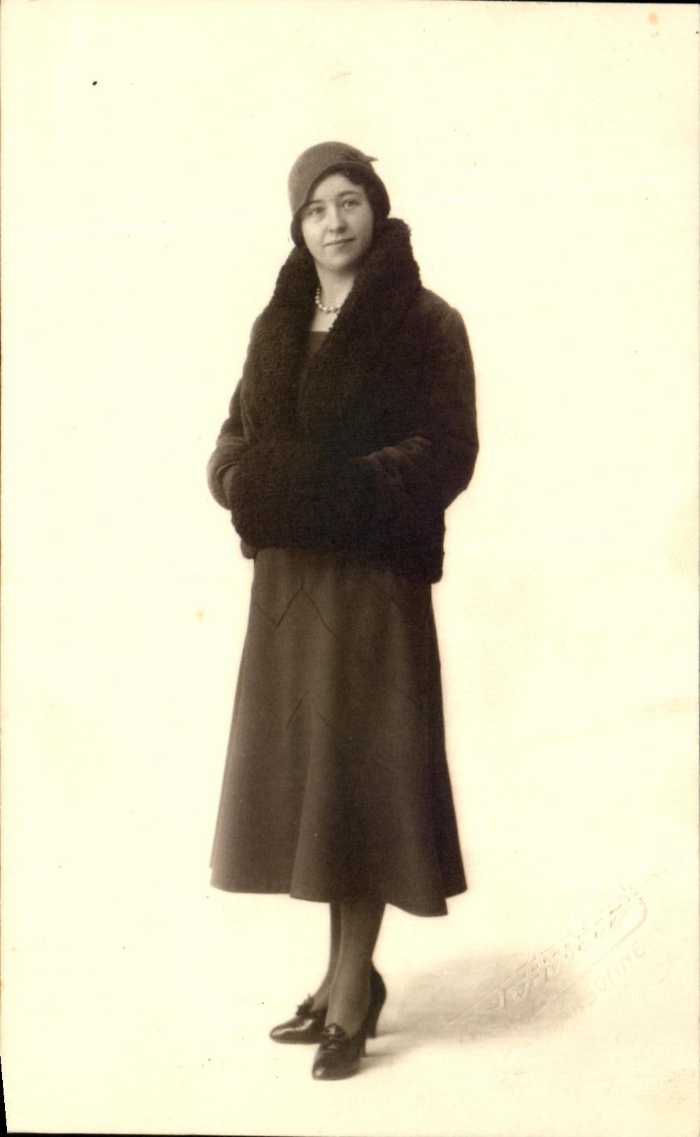 CPA Fantaisie Femme Narbvonne 