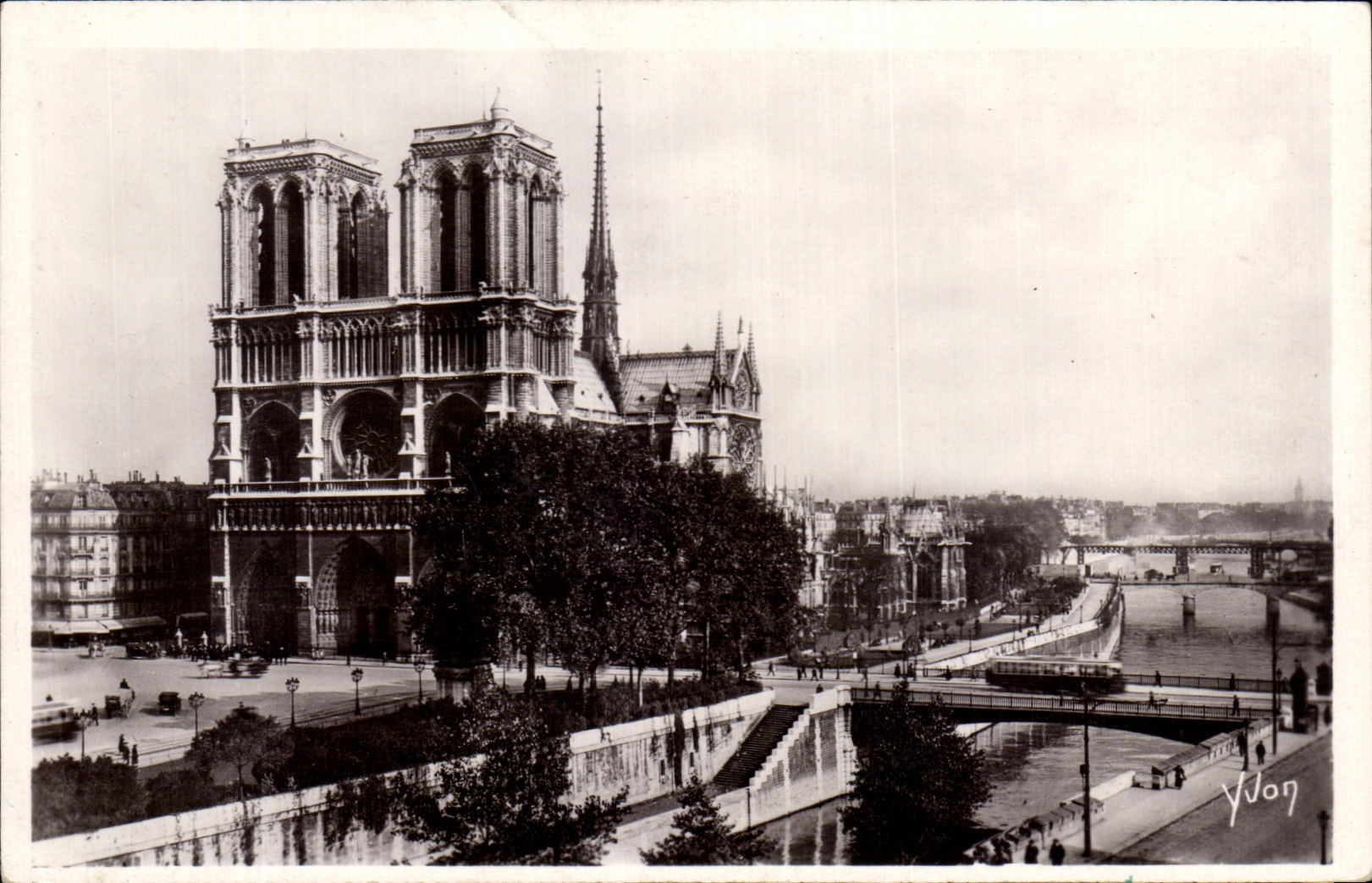 CPA Paris En Flanants Notre Dame de Paris Vue Generale