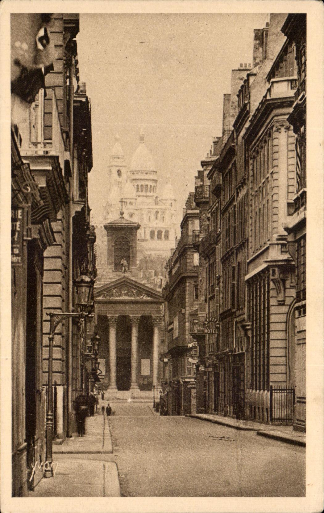 CPA Paris While Strolling the Sacring Heart seen of the Street Laffitte Montmartre