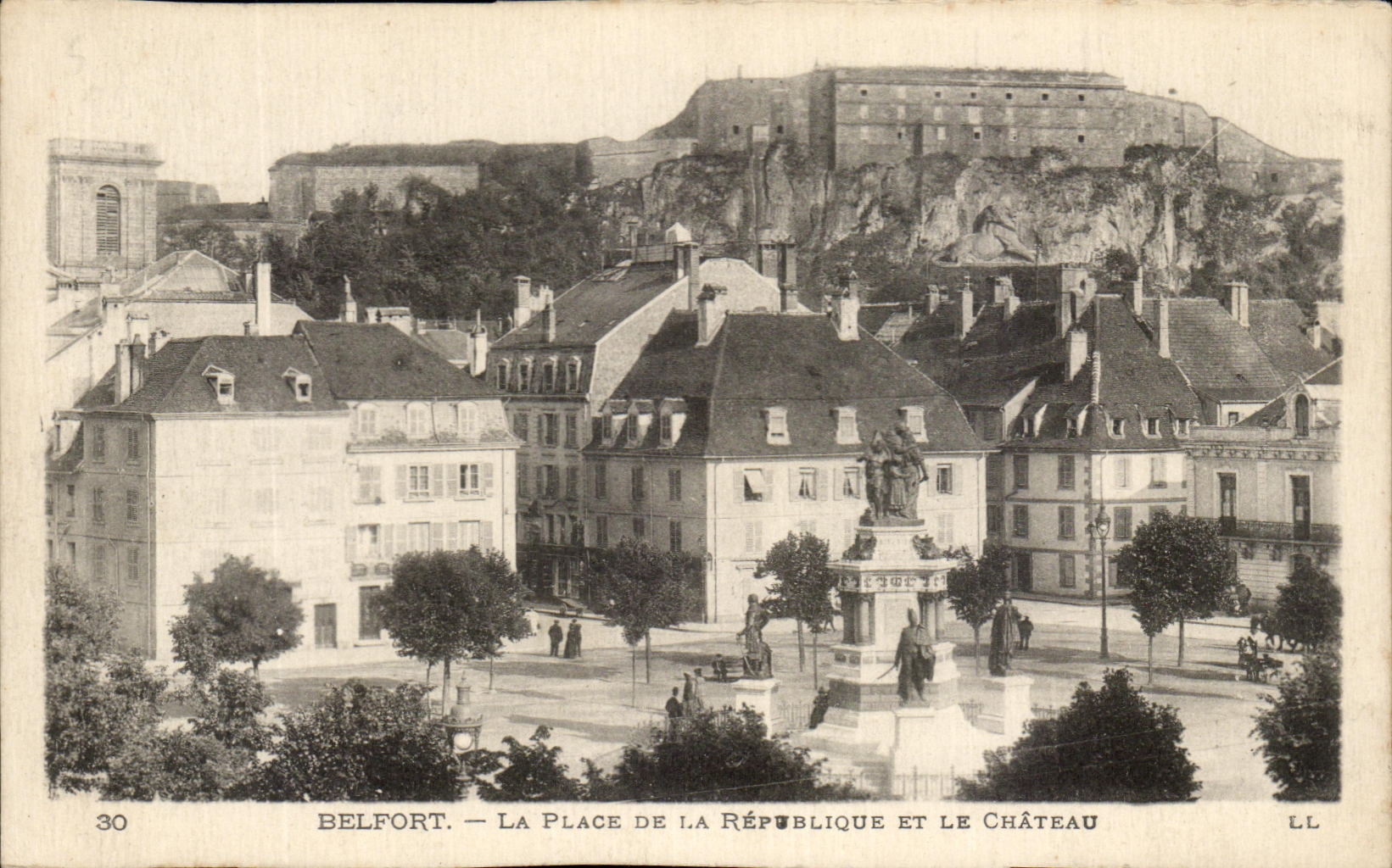CPA Belfort La Place de la Republique et le Chateau