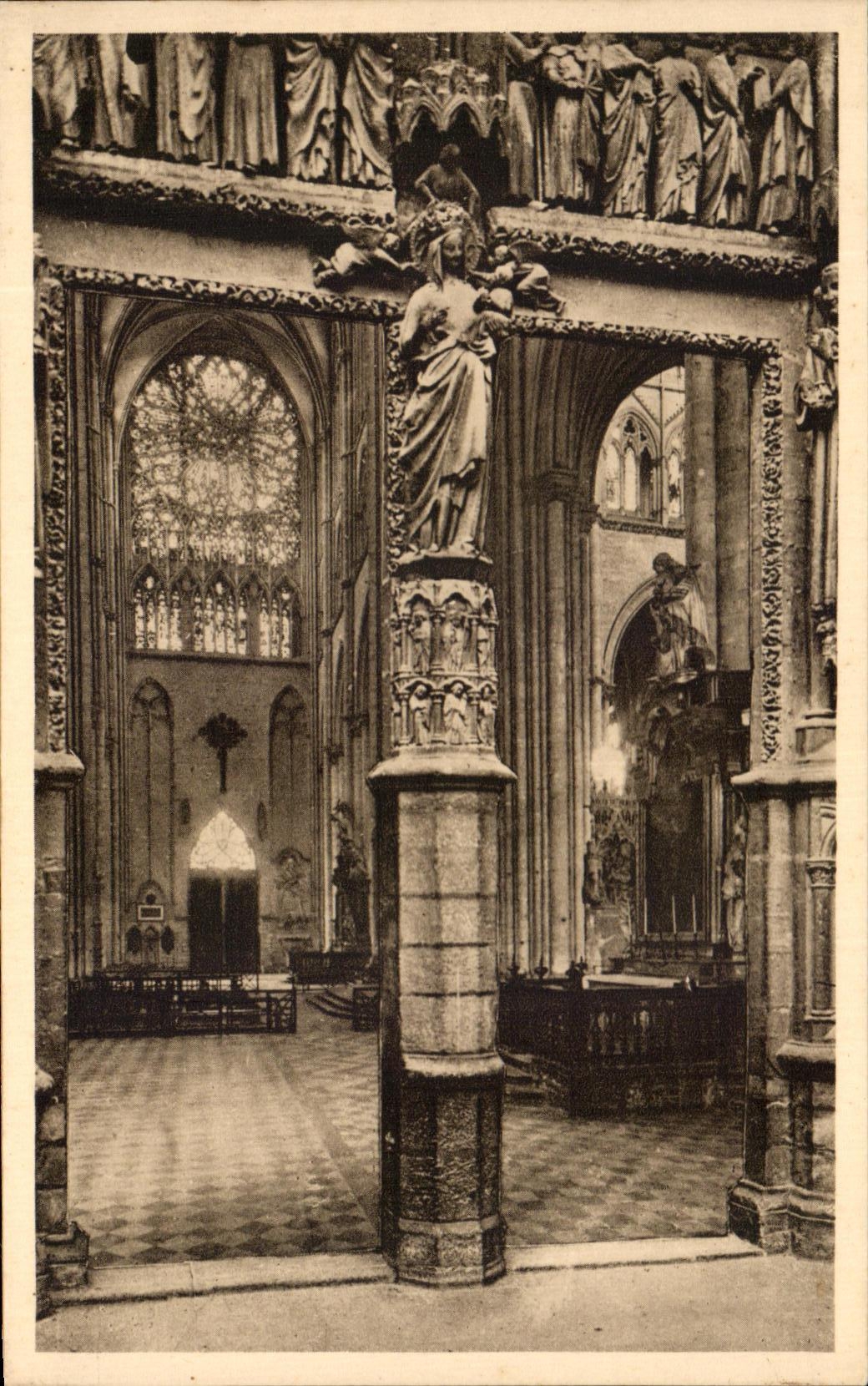 CPA Cathedrale d'Amiens Le Transept Vu du portail de la vierge Doree