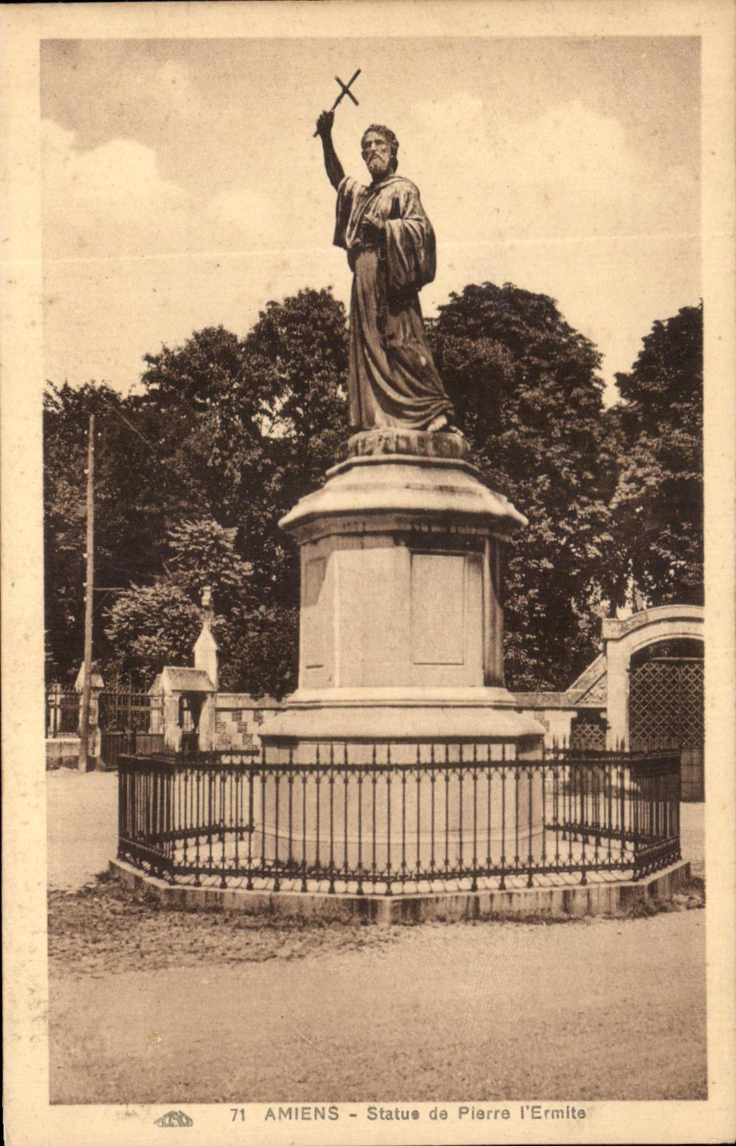 CPA Amiens Statue of stone the Hermit
