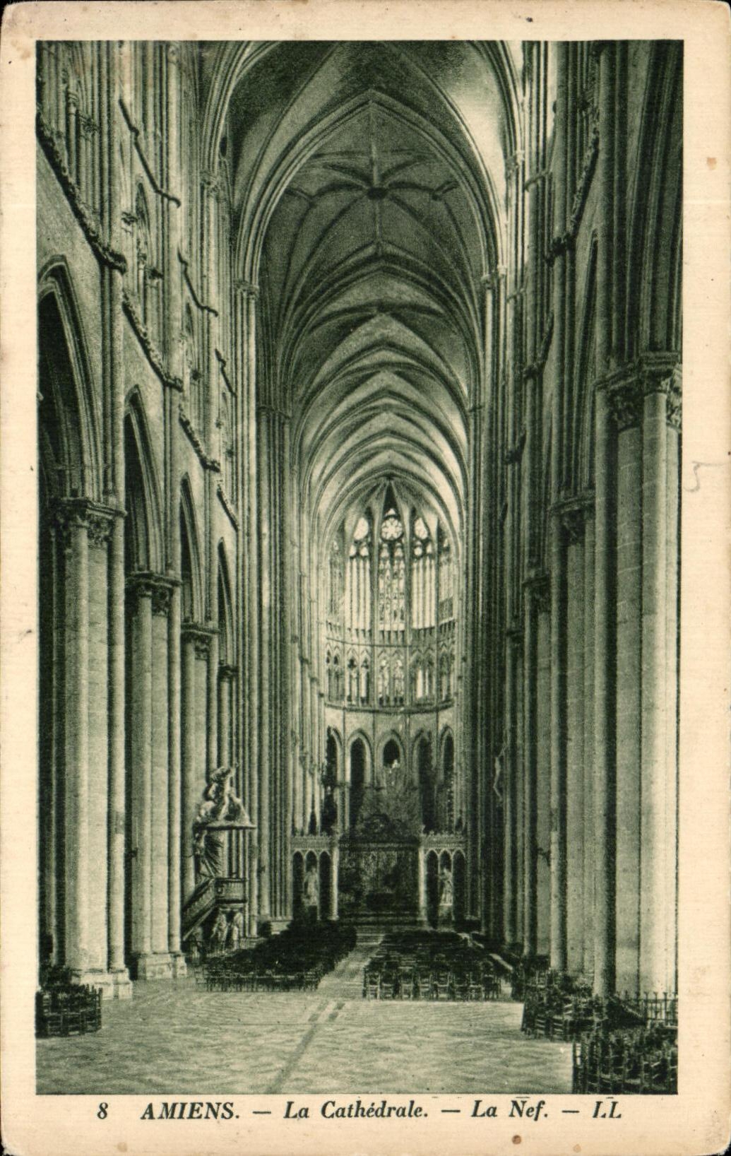 CPA Amiens the Cathedral the Nave