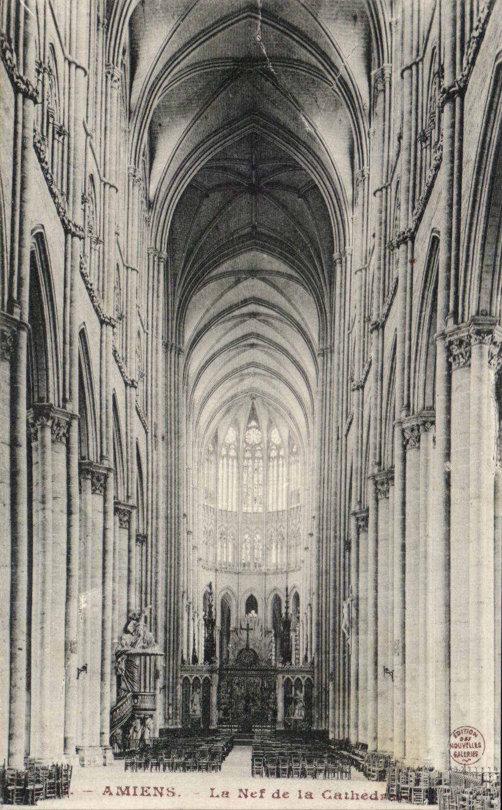 CPA Amiens the Nave of the Cathedral
