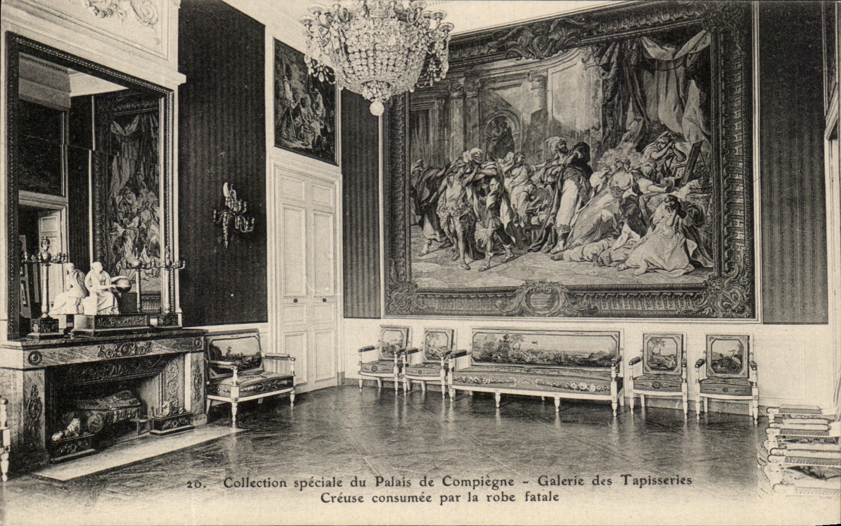 CPA Palais of Complegne Galerie of the Tapestries Digs consumee by the fatal dress