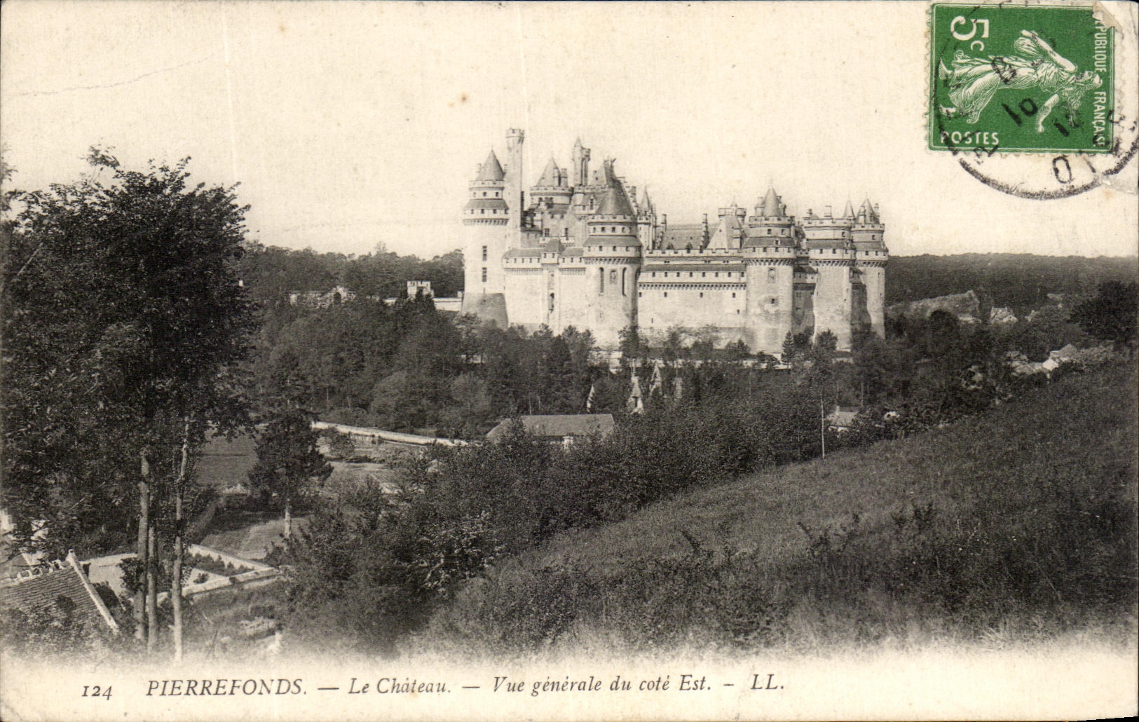CPA Pierrefonds Le Chateau Vue generale